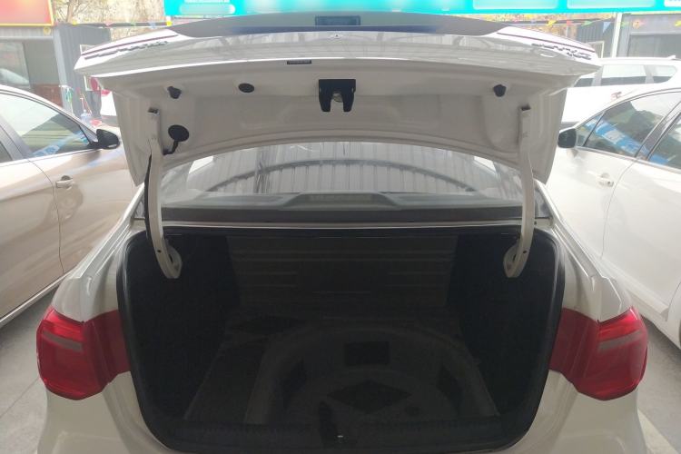 Used Volkswagen Jetta 2015 1.6L Manual Fashion Edition Trunk