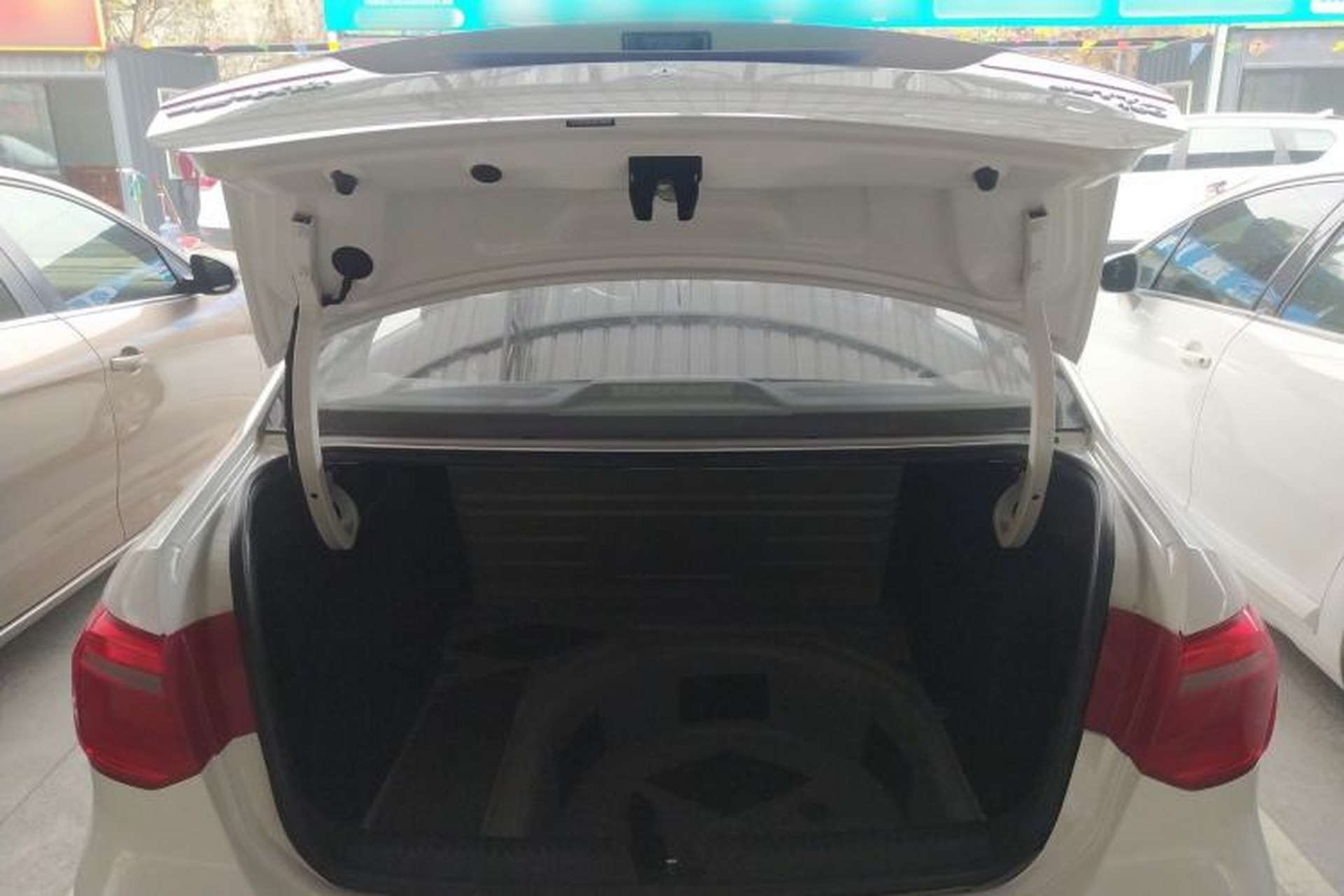 Used Volkswagen Jetta 2015 1.6L Manual Fashion Edition Trunk