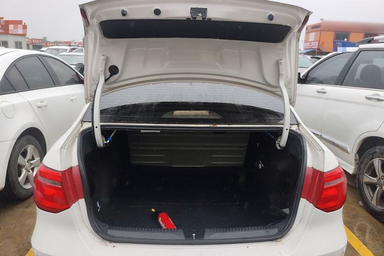 Used Volkswagen Jetta 2015 1.6L Manual Fashion Edition Trunk