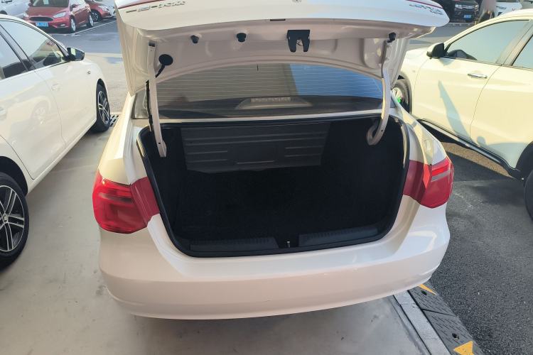 Used Volkswagen Jetta 2015 Value Edition 1.6L Manual Fashionable Style Trunk