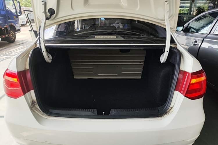 Used Volkswagen Jetta 2015 1.6L Automatic Fashion Model Trunk