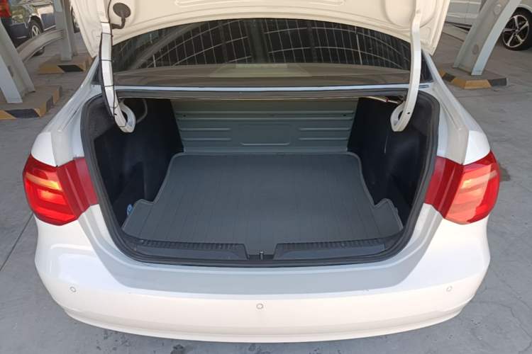 Used Volkswagen Jetta 2015 1.6L Manual Comfort Model Trunk