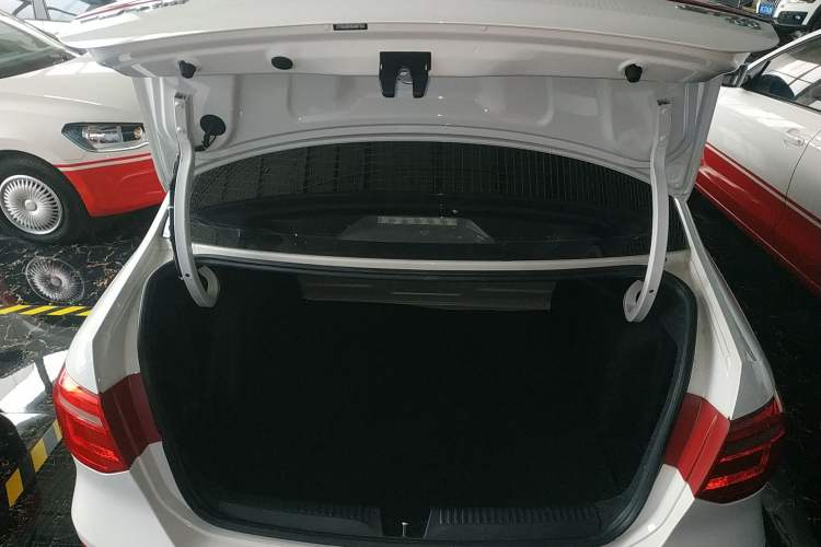 Used Volkswagen Jetta 2015 1.6L Automatic Fashion Model Trunk