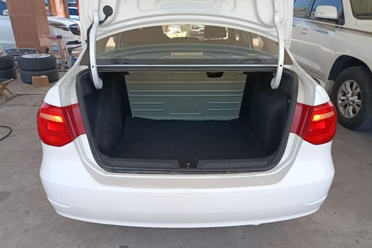 Used Volkswagen Jetta 2015 Zhuihui Edition 1.4L Manual Fashion Model Trunk