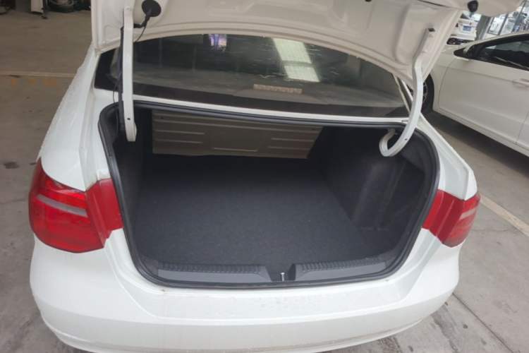 Used Volkswagen Jetta 2015 1.6L Manual Fashion Edition Trunk
