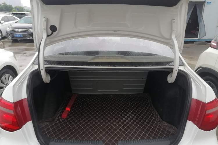 Used Volkswagen Jetta 2015 1.6L Manual Fashion Edition Trunk