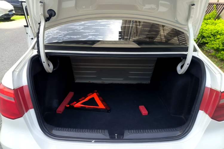 Used Volkswagen Jetta 2015 1.6L Automatic Fashion Model Trunk
