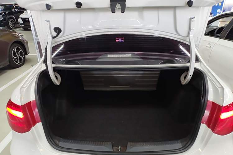 Used Volkswagen Jetta 2015 Value Edition 1.6L Manual Fashionable Style Trunk