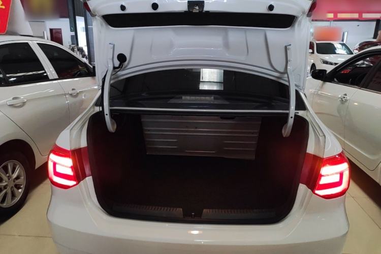 Used Volkswagen Jetta 2015 1.6L Manual Fashion Edition Trunk