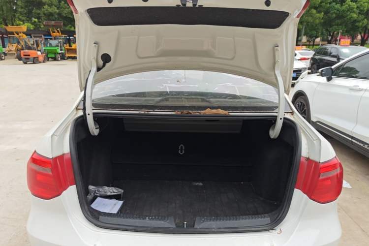 Used Volkswagen Jetta 2015 1.6L Manual Fashion Edition Trunk