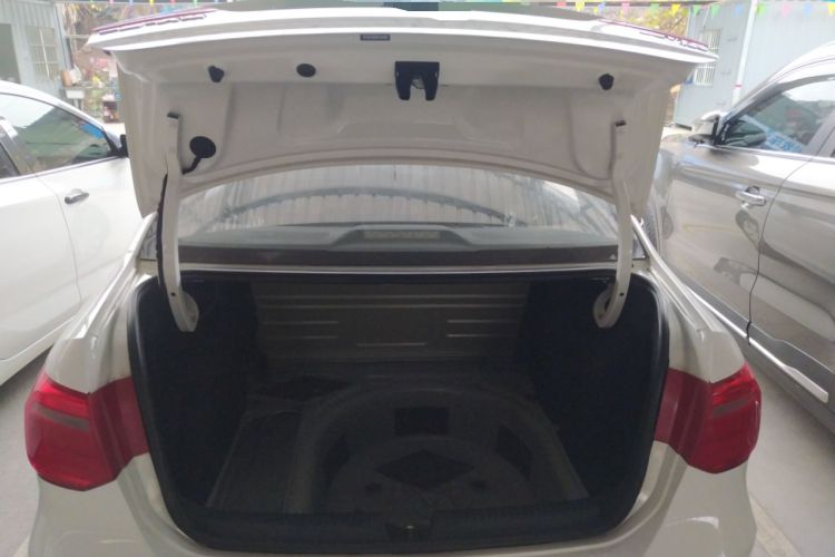 Used Volkswagen Jetta 2015 1.6L Manual Fashion Edition Trunk