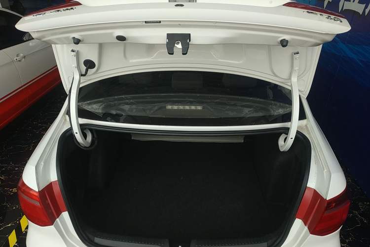Used Volkswagen Jetta 2015 1.6L Automatic Fashion Model Trunk
