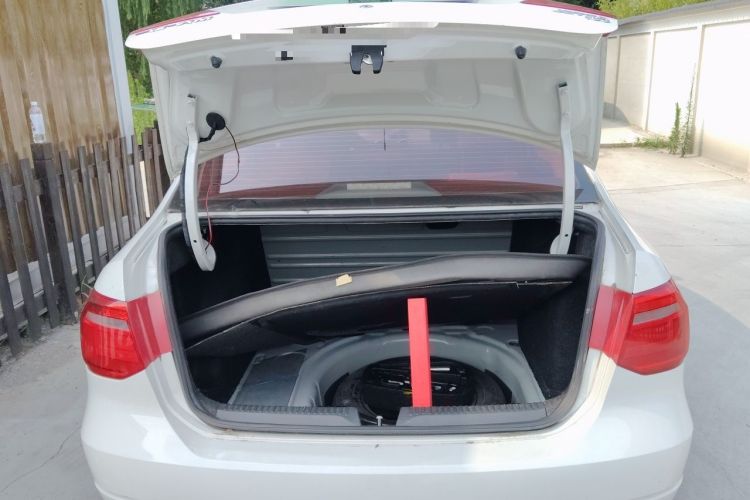 Used Volkswagen Jetta 2015 1.6L Automatic Fashion Model Trunk