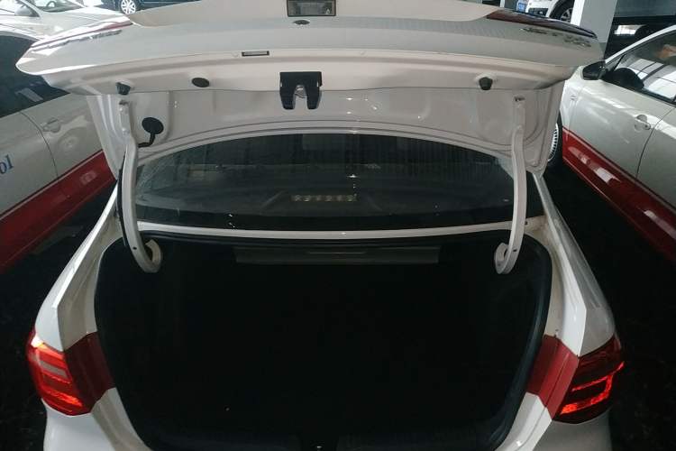 Used Volkswagen Jetta 2015 1.6L Automatic Fashion Model Trunk