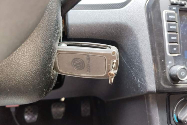 Used Volkswagen Jetta 2015 Zhuihui Edition 1.4L Manual Fashion Model Vehicle Key