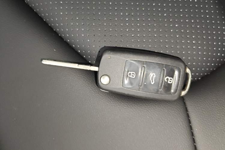 Used Volkswagen Jetta 2015 Value Edition 1.6L Automatic Comfort Version Vehicle Key