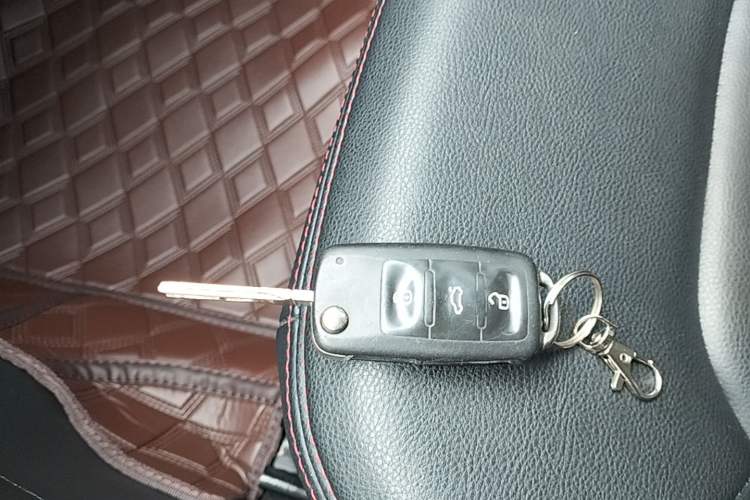 Used Volkswagen Jetta 2015 Zhuihui Edition 1.4L Manual Fashion Model Vehicle Key
