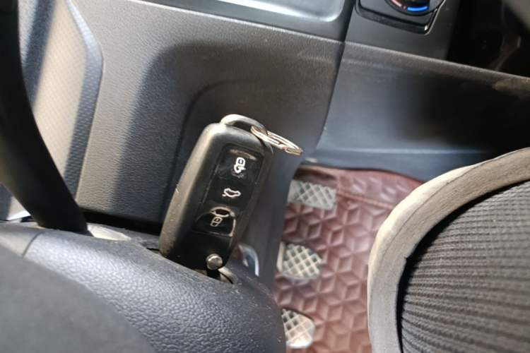 Used Volkswagen Jetta 2015 Zhuihui Edition 1.4L Manual Fashion Model Vehicle Key
