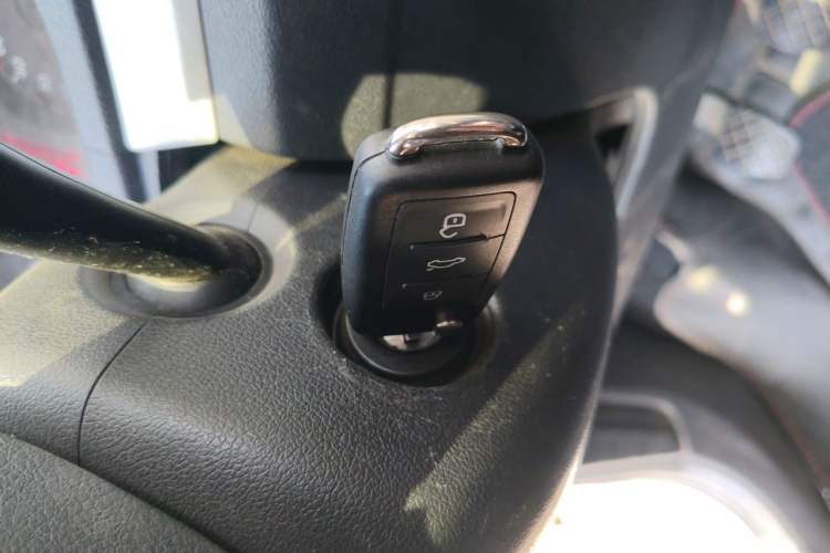 Used Volkswagen Jetta 2015 Zhuihui Edition 1.6L Manual Comfort Model Vehicle Key