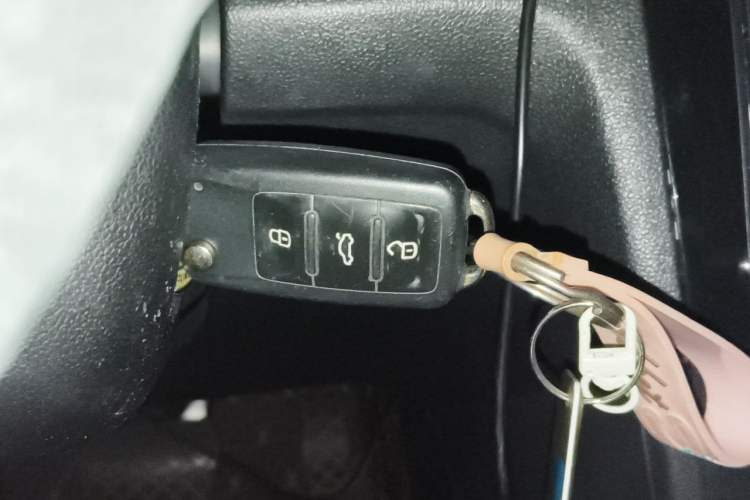 Used Volkswagen Jetta 2015 Value Edition 1.6L Automatic Comfort Version Vehicle Key