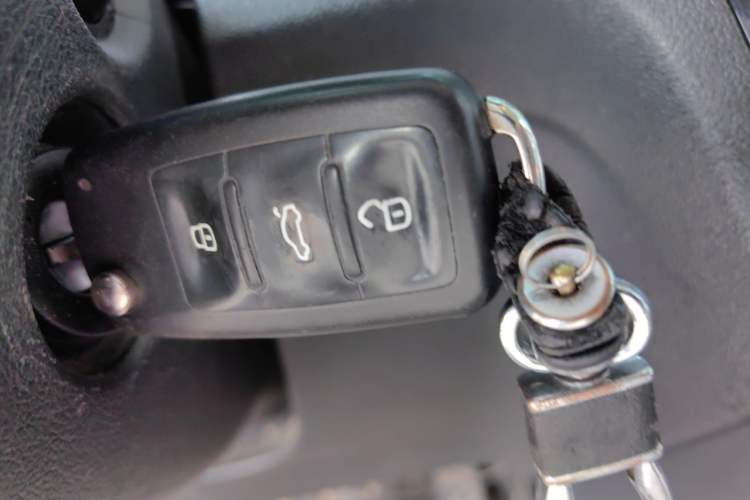 Used Volkswagen Jetta 2015 Value Edition 1.6L Automatic Comfort Version Vehicle Key