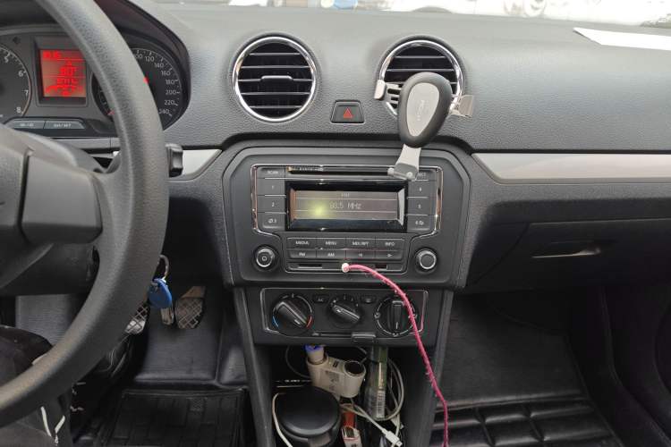 Used Volkswagen Jetta 2015 Zhihui Edition 1.4L Manual Comfort Model Audio And AC Panel