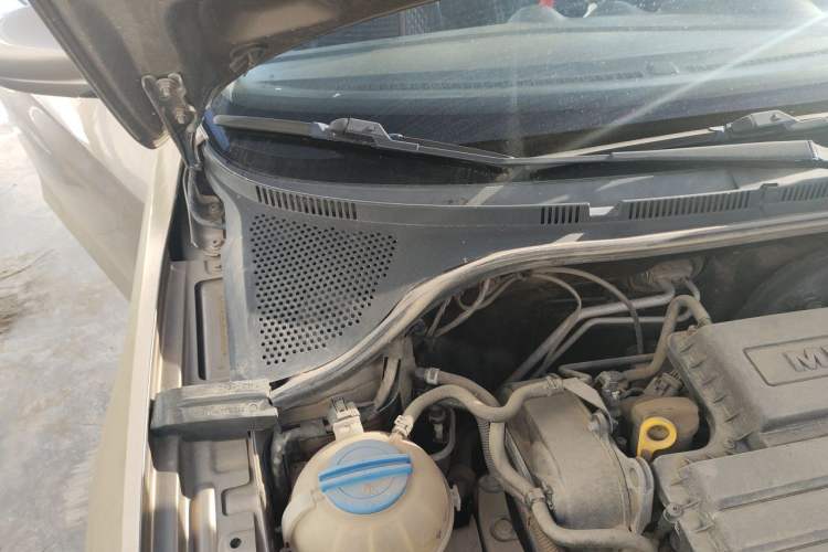 Used Volkswagen Jetta 2015 Zhuihui Edition 1.6L Manual Comfort Model Engine Bay Right