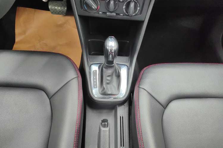 Used Volkswagen Jetta 2015 Value Edition 1.6L Automatic Fashion Version Gear Lever