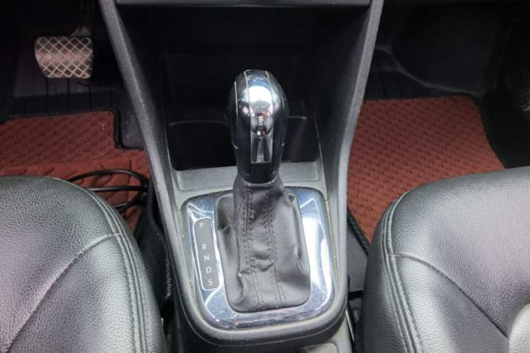 Used Volkswagen Jetta 2015 Value Edition 1.6L Automatic Comfort Version Gear Lever