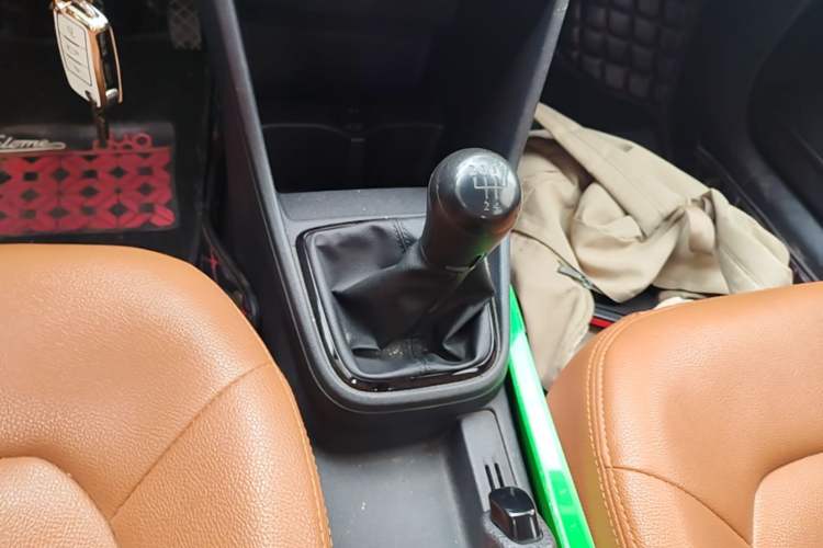 Used Volkswagen Jetta 2015 Value Edition 1.6L Manual Fashionable Style Gear Lever