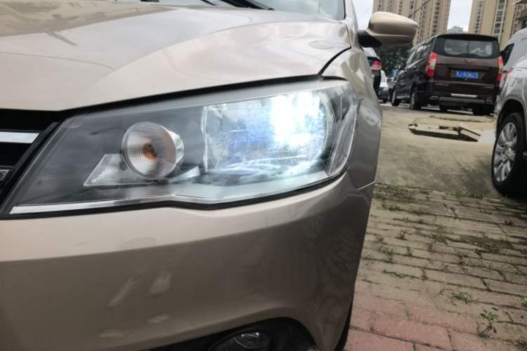 Used Volkswagen Jetta 2015 Value Edition 1.6L Automatic Comfort Version Left Front Headlight