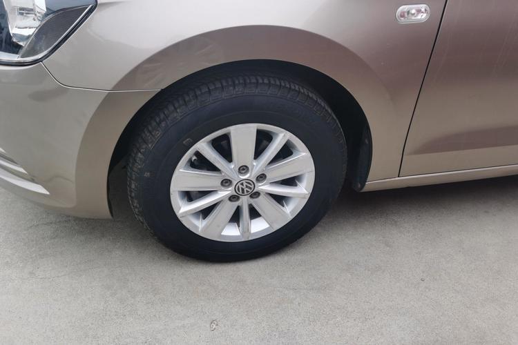 Used Volkswagen Jetta 2015 Value Edition 1.6L Manual Fashionable Style Left Front Wheel Hub