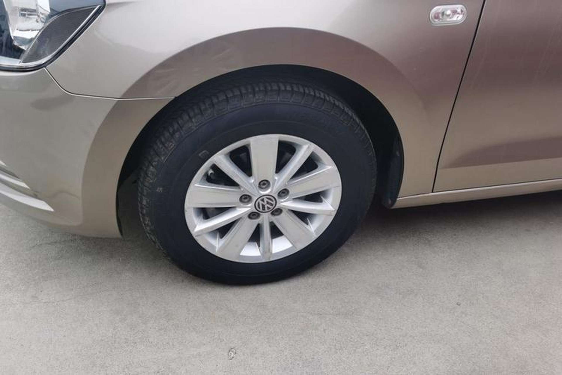 Used Volkswagen Jetta 2015 Value Edition 1.6L Manual Fashionable Style Left Front Wheel Hub