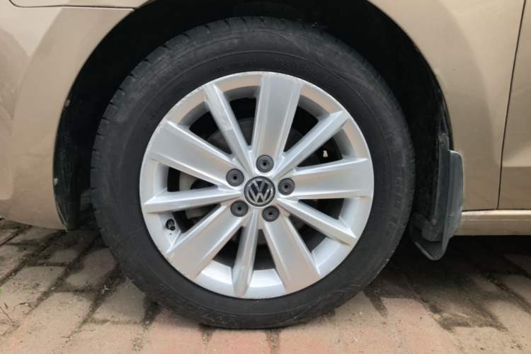 Used Volkswagen Jetta 2015 Value Edition 1.6L Automatic Comfort Version Left Front Wheel Hub