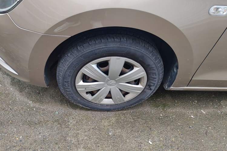 Used Volkswagen Jetta 2015 Value Edition 1.6L Manual Fashionable Style Left Front Wheel Hub
