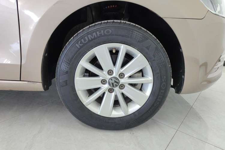 Used Volkswagen Jetta 2015 Value Edition 1.6L Automatic Fashion Version Left Rear Wheel Hub