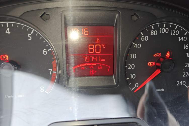 Used Volkswagen Jetta 2015 Zhihui Edition 1.4L Manual Comfort Model Odometer Close Up