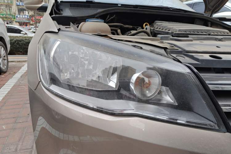 Used Volkswagen Jetta 2015 Zhihui Edition 1.4L Manual Comfort Model Right Front Headlight