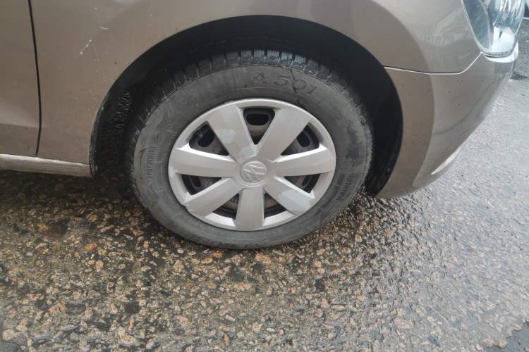 Used Volkswagen Jetta 2015 Value Edition 1.6L Manual Fashionable Style Right Front Wheel Hub