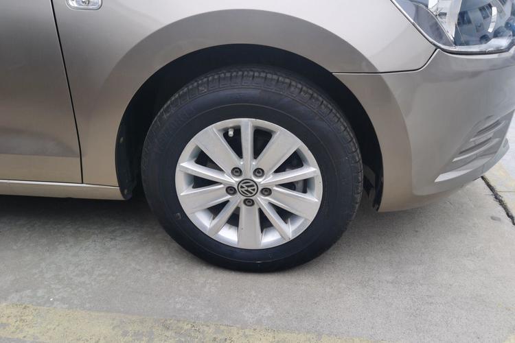 Used Volkswagen Jetta 2015 Value Edition 1.6L Manual Fashionable Style Right Front Wheel Hub