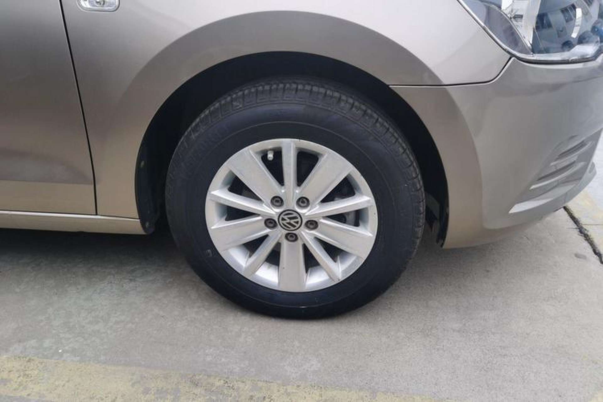 Used Volkswagen Jetta 2015 Value Edition 1.6L Manual Fashionable Style Right Front Wheel Hub