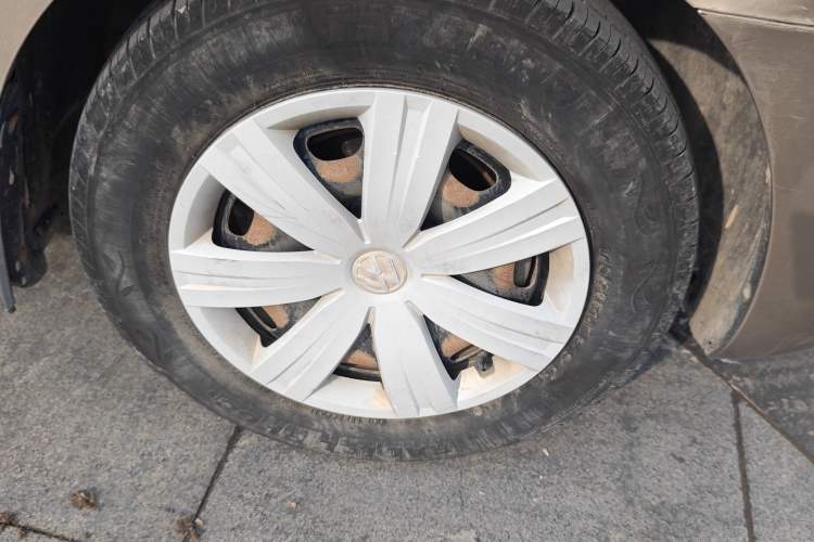 Used Volkswagen Jetta 2015 Zhuihui Edition 1.4L Manual Fashion Model Right Front Wheel Hub