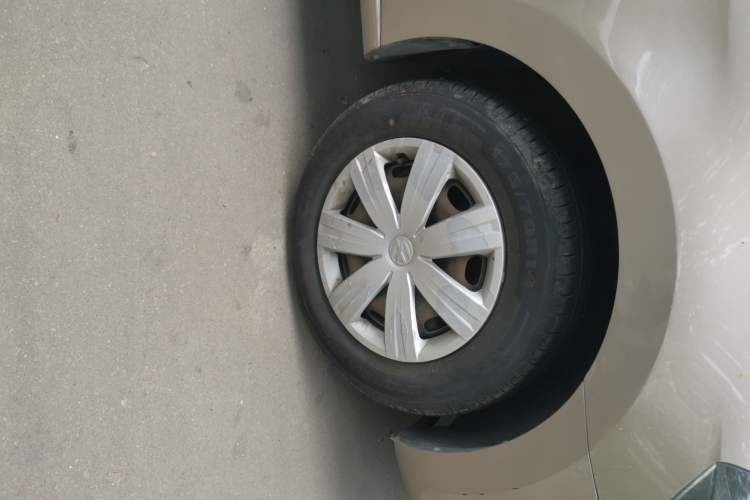 Used Volkswagen Jetta 2015 Value Edition 1.6L Manual Fashionable Style Right Front Wheel Hub