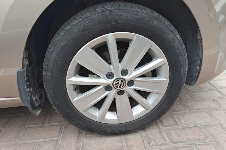 Used Volkswagen Jetta 2015 Zhihui Edition 1.4L Manual Comfort Model Right Front Wheel Hub