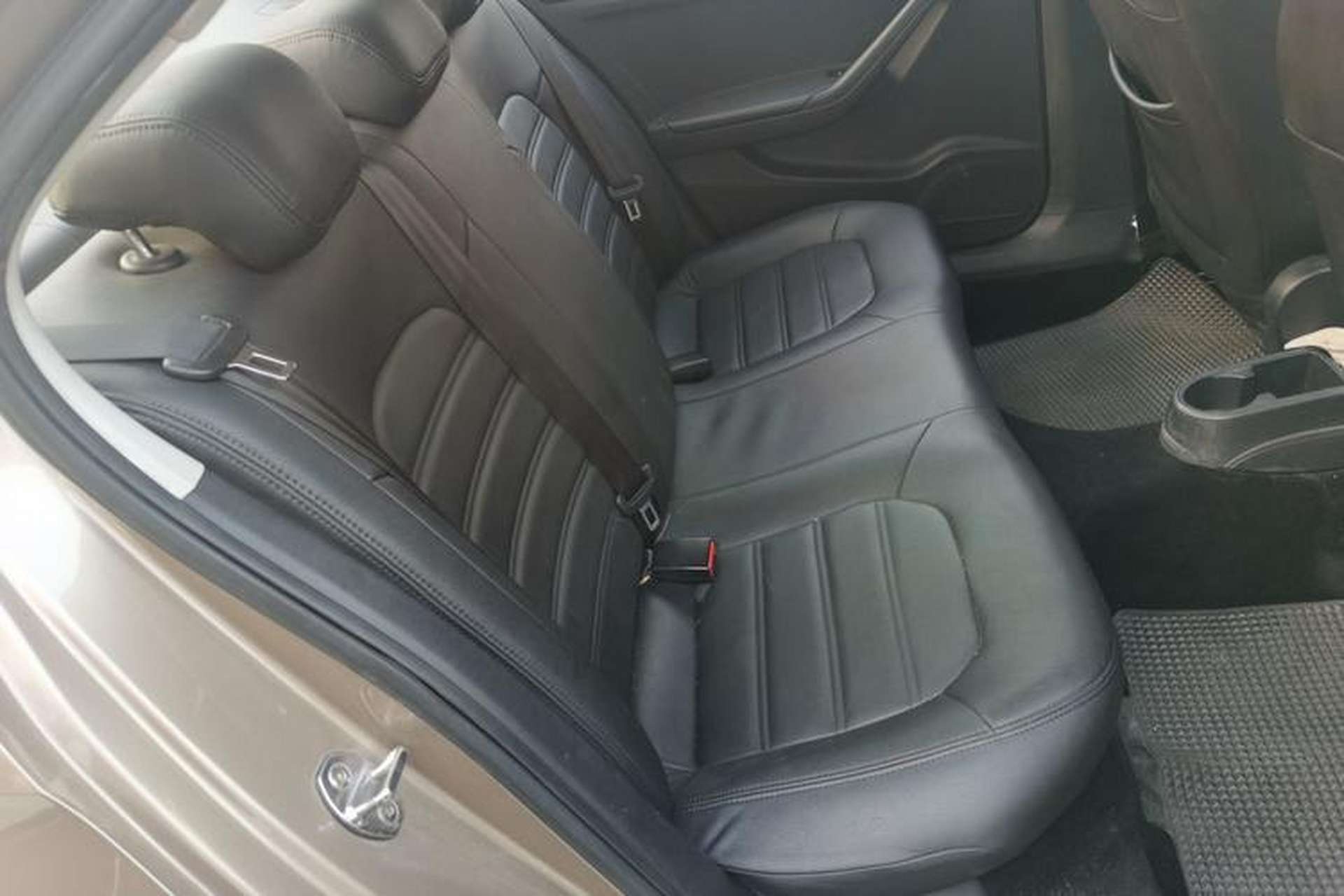 Used Volkswagen Jetta 2015 Value Edition 1.6L Manual Fashionable Style Right Rear Seat