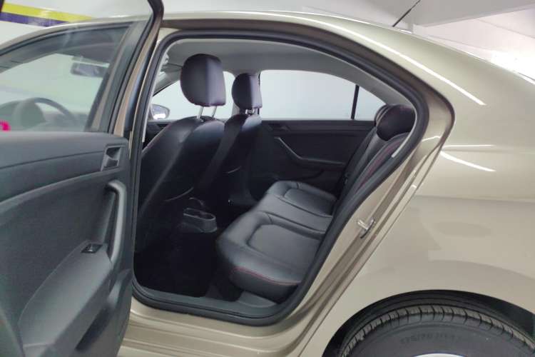 Used Volkswagen Jetta 2015 Value Edition 1.6L Automatic Fashion Version Right Rear Seat