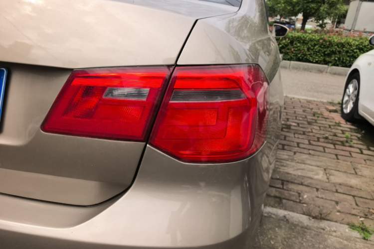 Used Volkswagen Jetta 2015 Value Edition 1.6L Automatic Comfort Version Right Rear Taillight