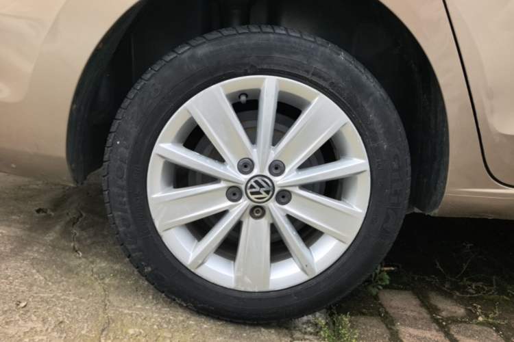 Used Volkswagen Jetta 2015 Value Edition 1.6L Automatic Comfort Version Right Rear Wheel Hub
