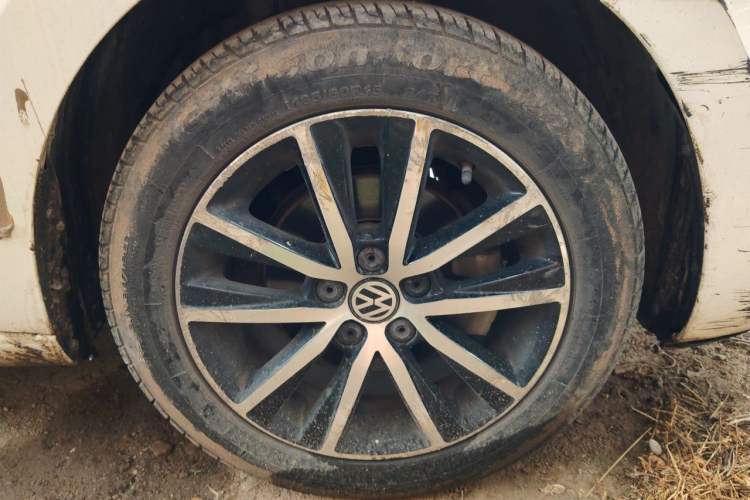 Used Volkswagen Jetta 2016 1.6L 25th Anniversary Edition Right Front Wheel Hub