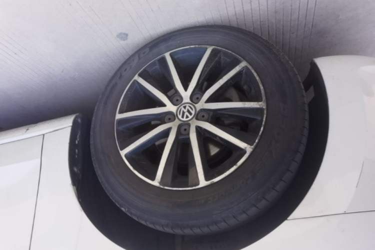Used Volkswagen Jetta 2016 1.6L 25th Anniversary Edition Left Front Wheel Hub
